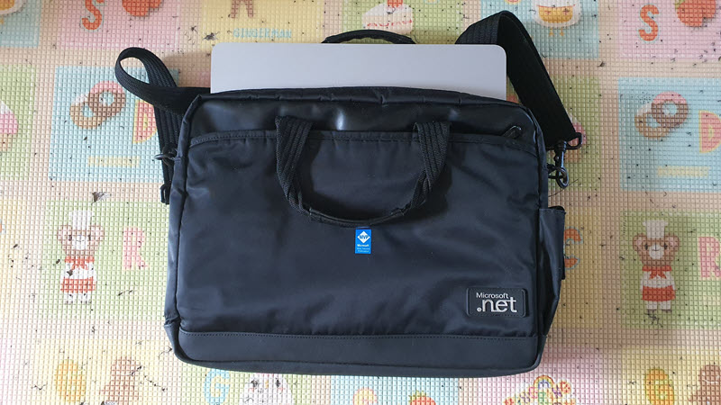 사진: 메인 공간 — 14인치 노트북 수납 가능