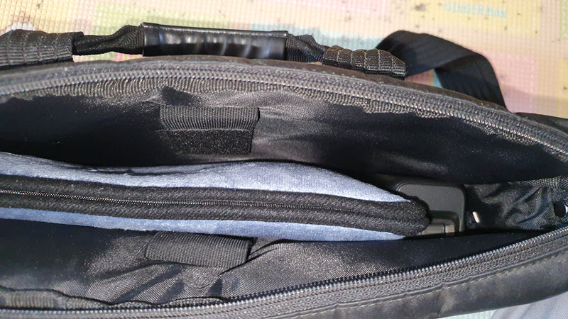 사진: Surface + 보조배터리 나란히 수납 메인 공간