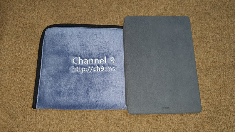 사진: Surface Pro & Channel 9 파우치 구성 전체샷