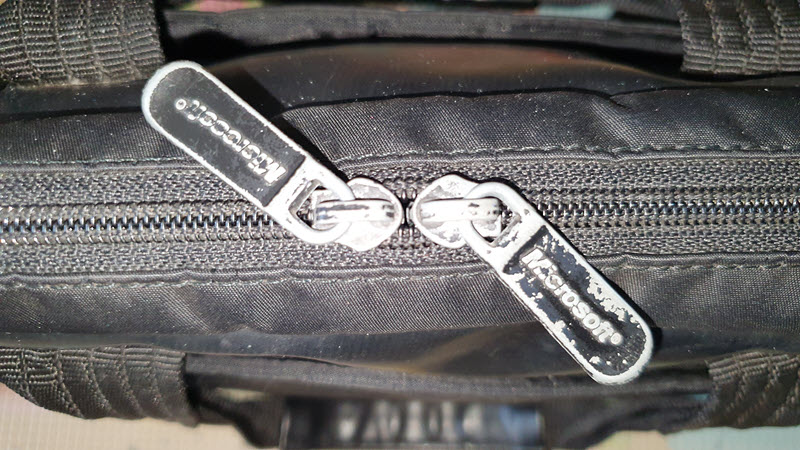 사진: 닳아 낡아진 지퍼 풀러